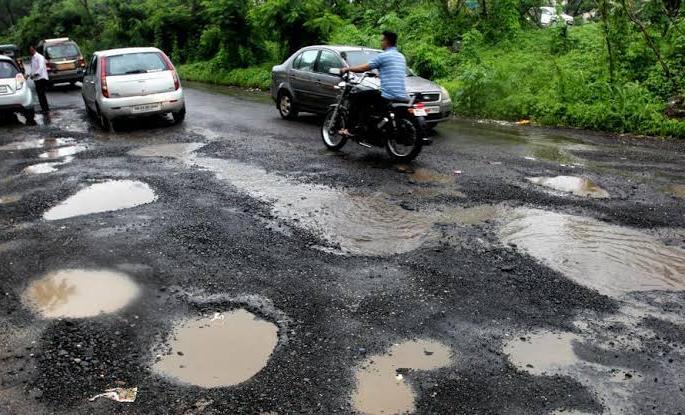 How to spend a thousand rupees to buy a pit? | एक खड्डा बुजवण्यासाठी २० हजार रुपये खर्च कसा ? How to spend a thousand rupees to buy a pit? | एक खड्डा बुजवण्यासाठी २० हजार रुपये खर्च कसा ?