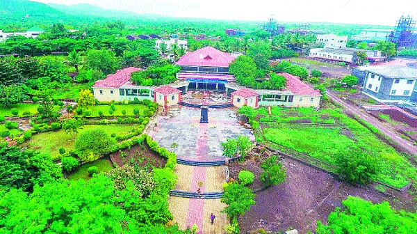 Krantisinh Nana Patil's memorial inaugurated without a statue at Kundal: 9 years only | कुंडल येथे पुतळ्याशिवाय उभारले क्रांतिसिंह नाना पाटील यांचे स्मारक अजब कारभार : नऊ वर्षे केवळ इमारतीची होते देखभाल Krantisinh Nana Patil's memorial inaugurated without a statue at Kundal: 9 years only | कुंडल येथे पुतळ्याशिवाय उभारले क्रांतिसिंह नाना पाटील यांचे स्मारक अजब कारभार : नऊ वर्षे केवळ इमारतीची होते देखभाल