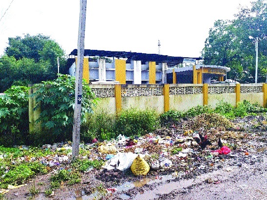 Crisis Depot Crisis on Citizens: The situation in Dhebewadi Hospital area | नागरिकांच्या मुळावर कचरा डेपोचे संकट : ढेबेवाडी रुग्णालय परिसरातील स्थिती Crisis Depot Crisis on Citizens: The situation in Dhebewadi Hospital area | नागरिकांच्या मुळावर कचरा डेपोचे संकट : ढेबेवाडी रुग्णालय परिसरातील स्थिती