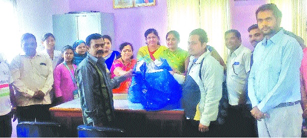 Mercenary deposited the thermocol with: - Planned plastic surgery campaign | व्यापाऱ्यांकडूून थर्माकॉल जमा कऱ्हाडकर सरसावले -: पालिकेच्या प्लास्टिकबंदी मोहिमेला साद Mercenary deposited the thermocol with: - Planned plastic surgery campaign | व्यापाऱ्यांकडूून थर्माकॉल जमा कऱ्हाडकर सरसावले -: पालिकेच्या प्लास्टिकबंदी मोहिमेला साद