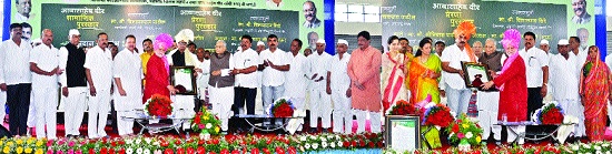  Vinayakrao Patil: Award-winning program | किसन वीर यांच्या पुरस्काराने भरून पावलो- विनायकराव पाटील : पुरस्कार प्रदान कार्यक्रम