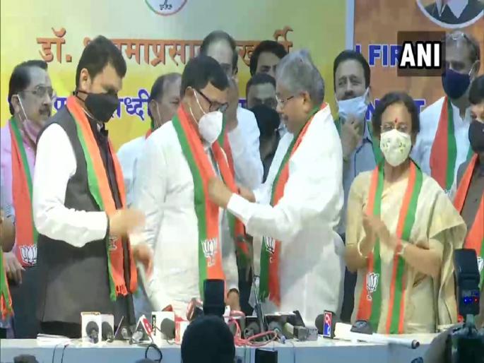former congress leader kripashankar singh joins bjp former cm devendra fadnavis chandrakant patil welcomes | कृपाशंकर सिंह भाजपत; देवेंद्र फडणवीस म्हणाले, "हा पक्षातला नाही, तर दुसऱ्या विचारधारतेला प्रवेश.." former congress leader kripashankar singh joins bjp former cm devendra fadnavis chandrakant patil welcomes | कृपाशंकर सिंह भाजपत; देवेंद्र फडणवीस म्हणाले, "हा पक्षातला नाही, तर दुसऱ्या विचारधारतेला प्रवेश.."
