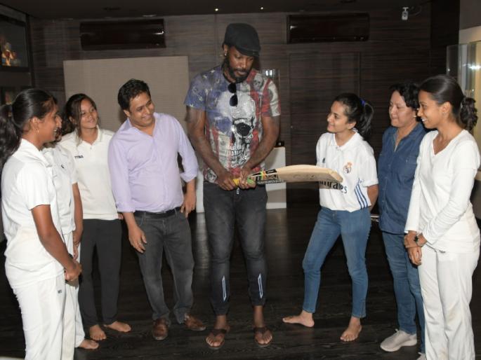 Indian players should play in other countrys league : Chris Gayle | भारतीय खेळाडूंनी इतर देशांमध्ये होणा-या लीगमध्ये सहभागी व्हायला हवे : ख्रिस गेल