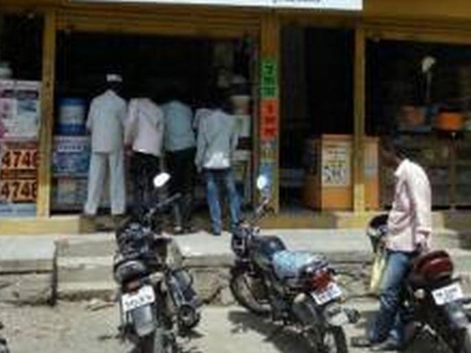 After the monsoon, farmer rush to buying fertilizers and seeds | पावसानंतर खते, बियाणे खरेदीला वेग After the monsoon, farmer rush to buying fertilizers and seeds | पावसानंतर खते, बियाणे खरेदीला वेग