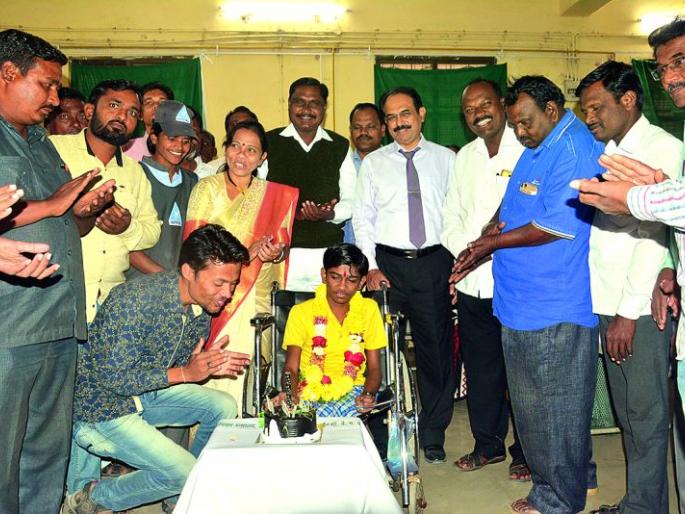 'Yashoda' talent for the unfinished business; Five years of child support given the child! | निराधार कृष्णासाठी प्रतिभा झाली ‘यशोदा’; पाच वर्षांपासून उपचार घेत असलेल्या मुलास दिला आधार! 'Yashoda' talent for the unfinished business; Five years of child support given the child! | निराधार कृष्णासाठी प्रतिभा झाली ‘यशोदा’; पाच वर्षांपासून उपचार घेत असलेल्या मुलास दिला आधार!