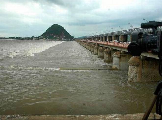 Six coyne water flowed from Krishna! | कृष्णेतून वाहिले सहा कोयनेचे पाणी! Six coyne water flowed from Krishna! | कृष्णेतून वाहिले सहा कोयनेचे पाणी!