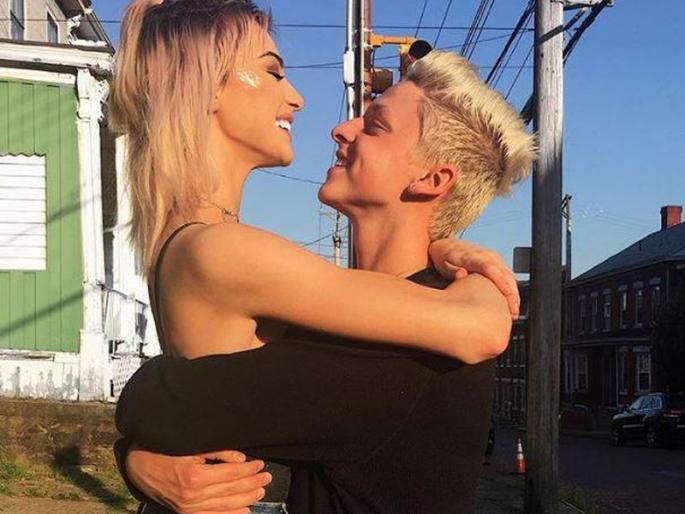 sex with boyfriend goes live streaming on Instagram | बॉयफ्रेंडसोबत सेक्स करत असताना इन्स्टाग्रामवर झालं लाइव्ह स्ट्रीमिंग