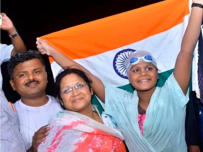 Kirti's world record of swimming in the ocean for seven consecutive hours | सलग सात तास समुद्रात पोहत कीर्तीचा विश्वविक्रम Kirti's world record of swimming in the ocean for seven consecutive hours | सलग सात तास समुद्रात पोहत कीर्तीचा विश्वविक्रम