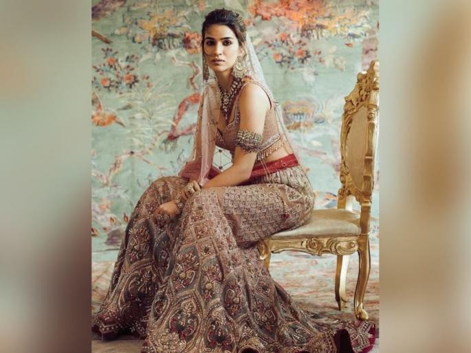 kriti Sanon Gorgeous Bride Photoshoot Viral Images Look Decoded | कृति सेननचे ब्राइडल फोटोशूट व्हायरल, पाहा तिचे हे खास फोटो kriti Sanon Gorgeous Bride Photoshoot Viral Images Look Decoded | कृति सेननचे ब्राइडल फोटोशूट व्हायरल, पाहा तिचे हे खास फोटो