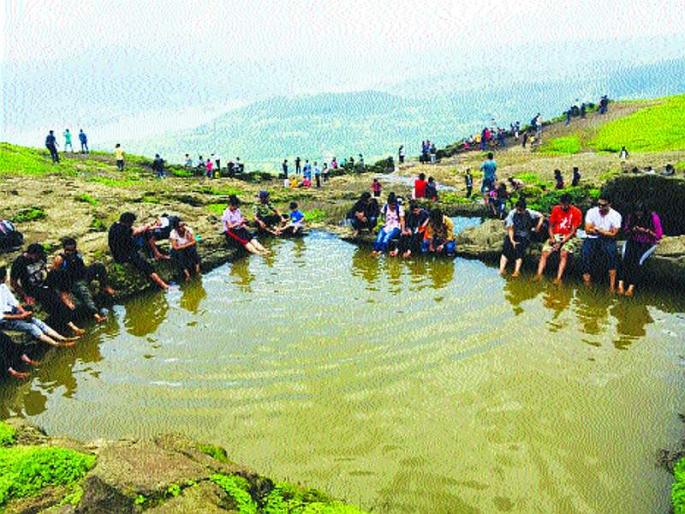 Tourist Haidos on the fortresses | गड-किल्ल्यांवर पर्यटकांचा हैदोस Tourist Haidos on the fortresses | गड-किल्ल्यांवर पर्यटकांचा हैदोस