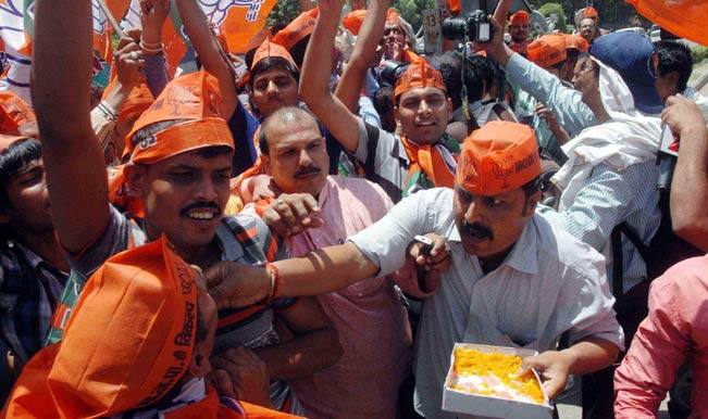 No calculation of expenditure on campaigning, cadre of party workers | प्रचाराच्या खर्चाची नाही गणती, कार्यकर्त्यांच्या बसल्या पंगती No calculation of expenditure on campaigning, cadre of party workers | प्रचाराच्या खर्चाची नाही गणती, कार्यकर्त्यांच्या बसल्या पंगती