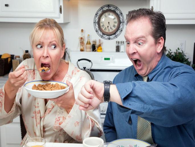 fast eating can lead to weight gain as well as illness | घाईघाईत जेवल्यामुळे वजन वाढण्यासोबतच होऊ शकतो 'हा' गंभीर आजार 