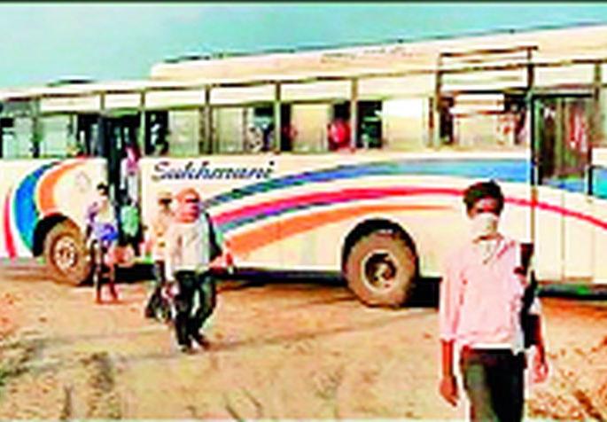 Farmers of Punjab are demanding labor from foreign countries by spending lakhs of rupees | लाखो रुपये खर्चून पंजाबचे शेतकरी मागवीत आहेत परराज्यातून मजूर Farmers of Punjab are demanding labor from foreign countries by spending lakhs of rupees | लाखो रुपये खर्चून पंजाबचे शेतकरी मागवीत आहेत परराज्यातून मजूर