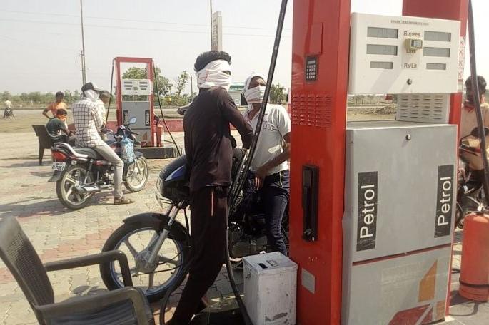 Caution of petrol pump holders to avoid corona | कोरोना’पासून बचावासाठी पेट्रोलपंप धारकांची खबरदारी  Caution of petrol pump holders to avoid corona | कोरोना’पासून बचावासाठी पेट्रोलपंप धारकांची खबरदारी