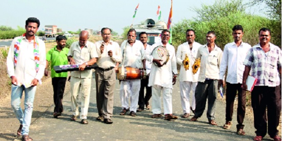 Stirring promotion does not have an environment in the range: Walking with fewer workers | ढवळून काढणारा प्रचारच नाही सीमाभागातील वातावरण : मोजक्या कार्यकर्त्यांसह पदयात्रा Stirring promotion does not have an environment in the range: Walking with fewer workers | ढवळून काढणारा प्रचारच नाही सीमाभागातील वातावरण : मोजक्या कार्यकर्त्यांसह पदयात्रा