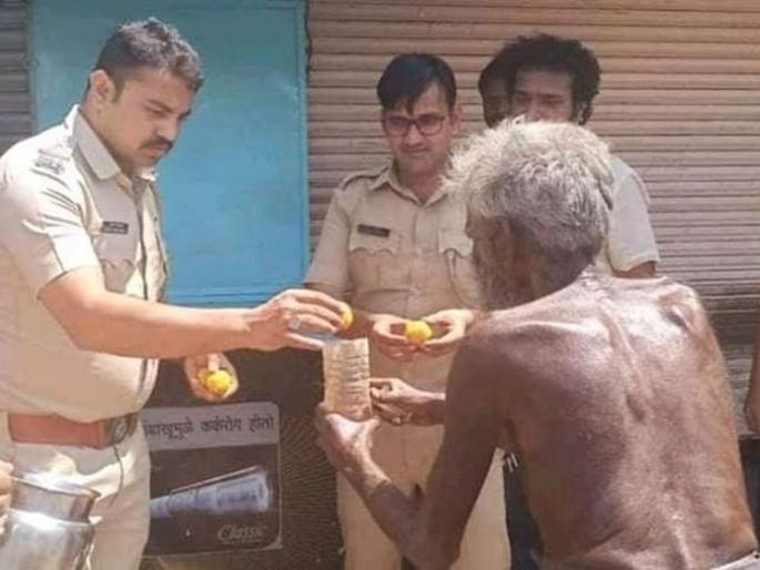 Corona virus : Humanity in khaki uniform ... Police support for destitute beggars in closed times | Corona virus : खाकी वर्दीतली 'माणूसकी'... बंद काळात निराधार भिकाऱ्यांना पोलिसांचाच आधार Corona virus : Humanity in khaki uniform ... Police support for destitute beggars in closed times | Corona virus : खाकी वर्दीतली 'माणूसकी'... बंद काळात निराधार भिकाऱ्यांना पोलिसांचाच आधार