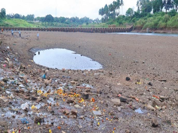 Krishna river bed dry in Sangli, discharge concern; Facility of cisterns from Municipal Corporation | सांगलीत कृष्णा नदीचे पात्र पडले कोरडे, महापालिकेला लागली गणेश मुर्ती विसर्जनाची चिंता Krishna river bed dry in Sangli, discharge concern; Facility of cisterns from Municipal Corporation | सांगलीत कृष्णा नदीचे पात्र पडले कोरडे, महापालिकेला लागली गणेश मुर्ती विसर्जनाची चिंता