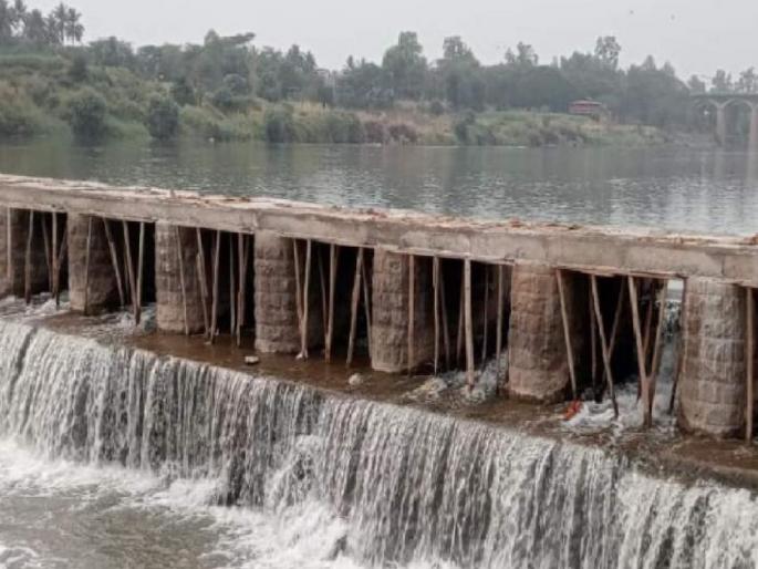 Take action against those who do not remove barges of dam on Krishna river, sangli Flood Control Committee demands | कृष्णा नदीवरील बंधाऱ्याचे बर्गे न काढणाऱ्यांवर कारवाई करा, महापूर नियंत्रण समितीची मागणी Take action against those who do not remove barges of dam on Krishna river, sangli Flood Control Committee demands | कृष्णा नदीवरील बंधाऱ्याचे बर्गे न काढणाऱ्यांवर कारवाई करा, महापूर नियंत्रण समितीची मागणी
