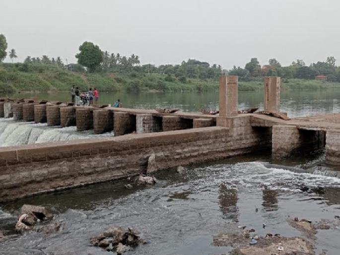 The water of controversy flowing from Krishna Sangli dam; There was no consensus among the politicians and experts | कृष्णेच्या सांगली बंधाऱ्यावरून वाहतेय वादाचे पाणी; राजकीय, तज्ञ लोकांमध्येही एकमत दिसेना The water of controversy flowing from Krishna Sangli dam; There was no consensus among the politicians and experts | कृष्णेच्या सांगली बंधाऱ्यावरून वाहतेय वादाचे पाणी; राजकीय, तज्ञ लोकांमध्येही एकमत दिसेना