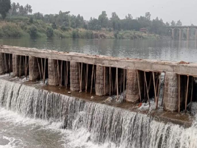 A fund of Rs. 30 lakhs has been approved for replacing the iron bars of the barrage on Krishna river | Sangli: कृष्णा नदीतील बरगे बदलण्यासाठी ३० लाख मंजूर, गेल्या चार महिन्यांत दोन वेळा नदी कोरडी पडली A fund of Rs. 30 lakhs has been approved for replacing the iron bars of the barrage on Krishna river | Sangli: कृष्णा नदीतील बरगे बदलण्यासाठी ३० लाख मंजूर, गेल्या चार महिन्यांत दोन वेळा नदी कोरडी पडली