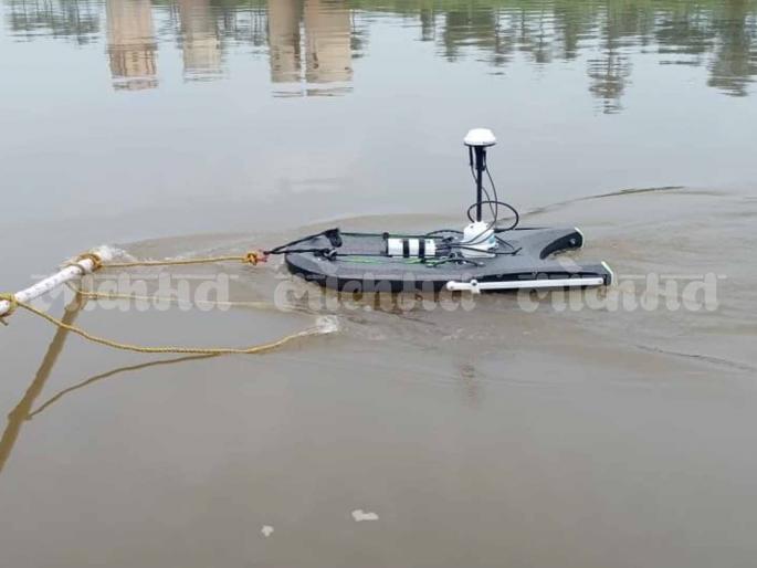Central Water Commission's focus on Krishna River floods in Sangli; Measurement of river level, flow by ADCP instrument | Sangli: कृष्णा नदीच्या पुरावर केंद्रीय जल आयोगाचे लक्ष; एडीसीपी उपकरणाद्वारे नदीपातळी, प्रवाहाचे मोजमाप Central Water Commission's focus on Krishna River floods in Sangli; Measurement of river level, flow by ADCP instrument | Sangli: कृष्णा नदीच्या पुरावर केंद्रीय जल आयोगाचे लक्ष; एडीसीपी उपकरणाद्वारे नदीपातळी, प्रवाहाचे मोजमाप