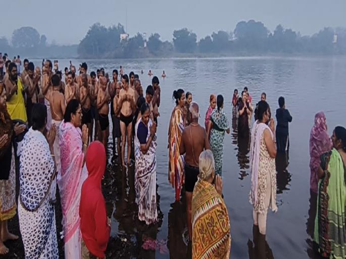 Devotees throng to bathe in nectar on the occasion of Mouni Amavasya at the holy confluence of Krishna Koyna river at Karad | Satara: कऱ्हाडच्या प्रीतिसंगमावर अमृतस्नानासाठी भाविकांची गर्दी Devotees throng to bathe in nectar on the occasion of Mouni Amavasya at the holy confluence of Krishna Koyna river at Karad | Satara: कऱ्हाडच्या प्रीतिसंगमावर अमृतस्नानासाठी भाविकांची गर्दी