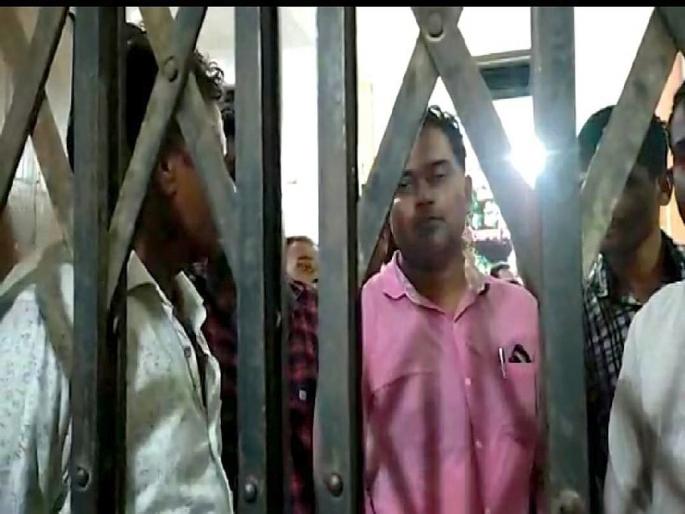 farmers locked up the agriculture officials due to the failure of the rain gauge machine | अन् पर्जन्यमापक यंत्राच्या बिघाडामुळे शेतकऱ्यांनी अधिकाऱ्यांनाच कोंडले farmers locked up the agriculture officials due to the failure of the rain gauge machine | अन् पर्जन्यमापक यंत्राच्या बिघाडामुळे शेतकऱ्यांनी अधिकाऱ्यांनाच कोंडले