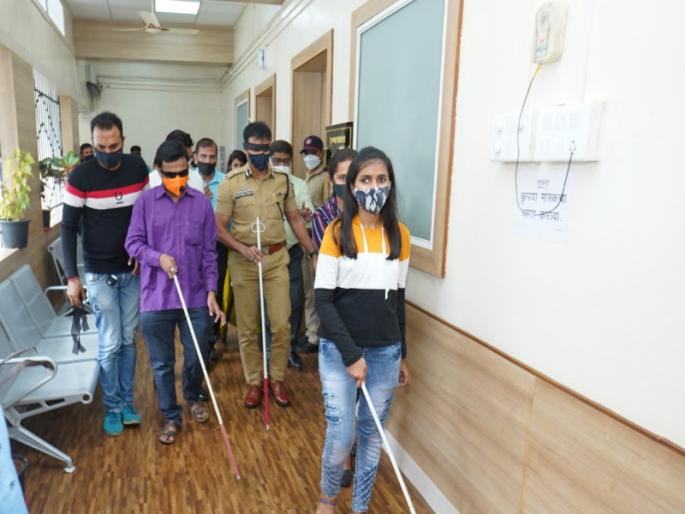 .... So Pimpri Police Commissioner Krishna Prakash arrived on stage with a black scale on eye | ....म्हणून पोलीस आयुक्त कृष्ण प्रकाश यांनी डोळ्याला काळी पट्टी बांधून केले आगमन .... So Pimpri Police Commissioner Krishna Prakash arrived on stage with a black scale on eye | ....म्हणून पोलीस आयुक्त कृष्ण प्रकाश यांनी डोळ्याला काळी पट्टी बांधून केले आगमन