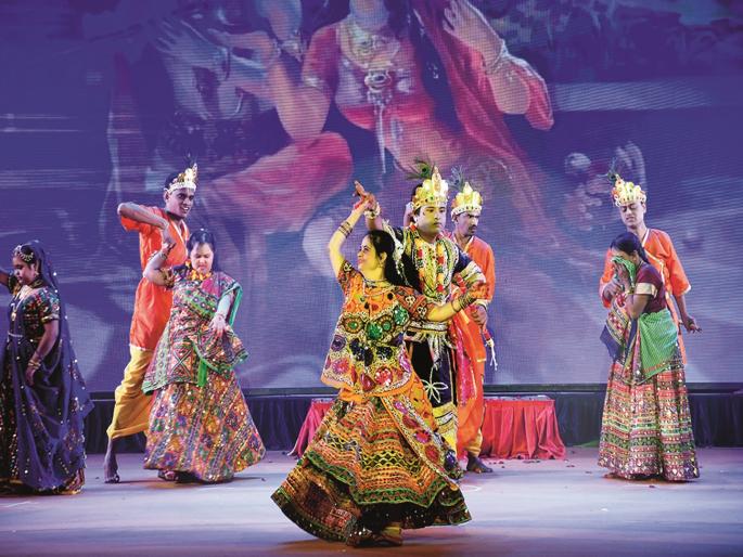 Residents of Chhatrapati Sambhajinagar were overwhelmed to see the 'Krishnalila' of intellectually disabled students | बौद्धिक अक्षम विद्यार्थ्यांच्या 'कृष्णलीले'से स्टँडिंग ओवेशन; 'लिम्का बुक' मध्ये नोंद