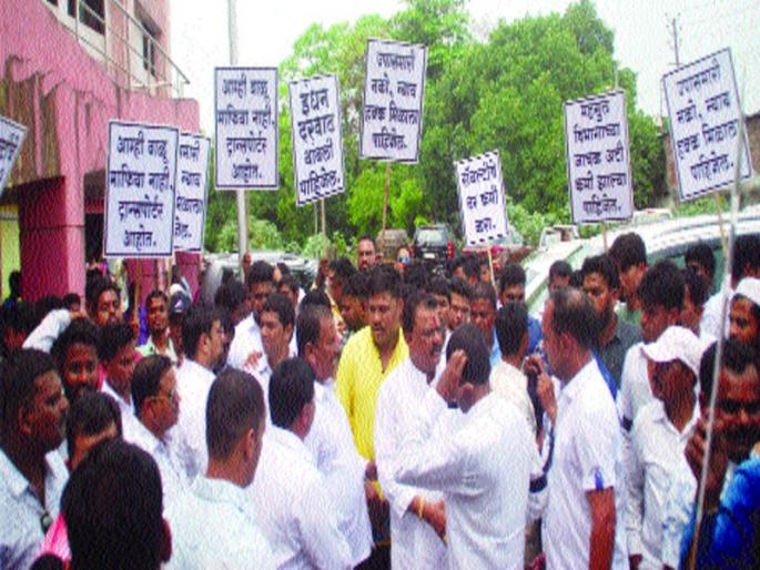 Front organization of construction materials suppliers' tahsilil | बांधकाम साहित्य पुरवठादारांचा तहसीलवर मोर्चा