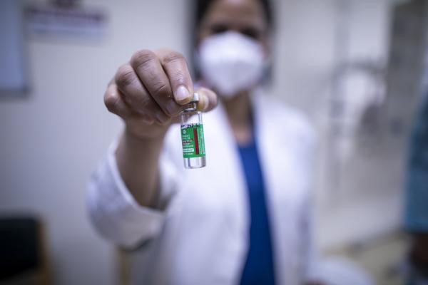 Kerala's feat of not wasting a single vaccine | एकही लस वाया जाऊ न देण्याचा केरळचा पराक्रम