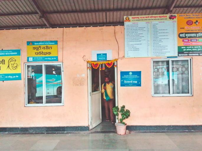 pune news the male supervisors office was set up in the Hirkani room | हिरकणी कक्षातच थाटले पुरुष पर्यवेक्षक कार्यालय pune news the male supervisors office was set up in the Hirkani room | हिरकणी कक्षातच थाटले पुरुष पर्यवेक्षक कार्यालय