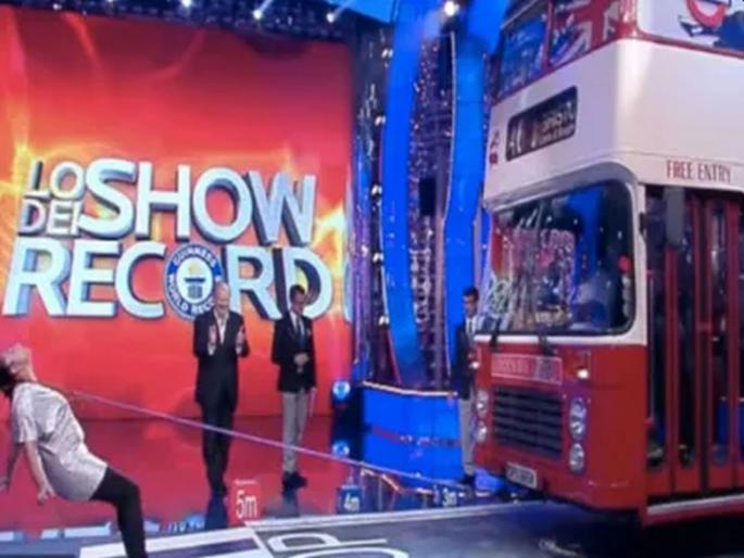 Indian woman pulls a double-decker bus with her hair | भारतीय महिलेने केसाने ओढली डबल-डेकर बस Indian woman pulls a double-decker bus with her hair | भारतीय महिलेने केसाने ओढली डबल-डेकर बस