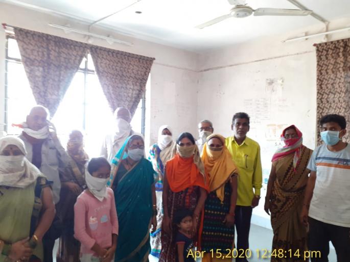 Nanded's 50 devotees from Varanasi stopped at Kanergaon 'check post'! | वाराणसी येथून आलेल्या नांदेडच्या ५० भाविकांना कनेरगाव 'चेक पोस्ट'वर रोखले! Nanded's 50 devotees from Varanasi stopped at Kanergaon 'check post'! | वाराणसी येथून आलेल्या नांदेडच्या ५० भाविकांना कनेरगाव 'चेक पोस्ट'वर रोखले!