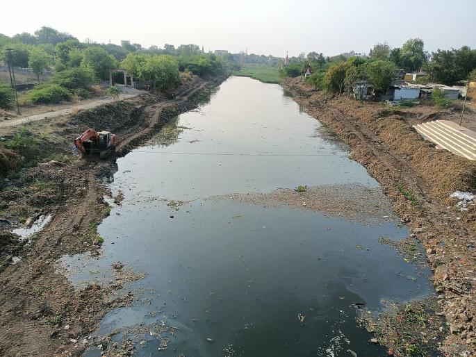 Clear Morna riverbed up to one and a half kilometers; Commissioner inspected | दीड किलोमीटरपर्यंत मोर्णा नदीचे पात्र स्वच्छ; आयुक्तांनी केली पाहणी