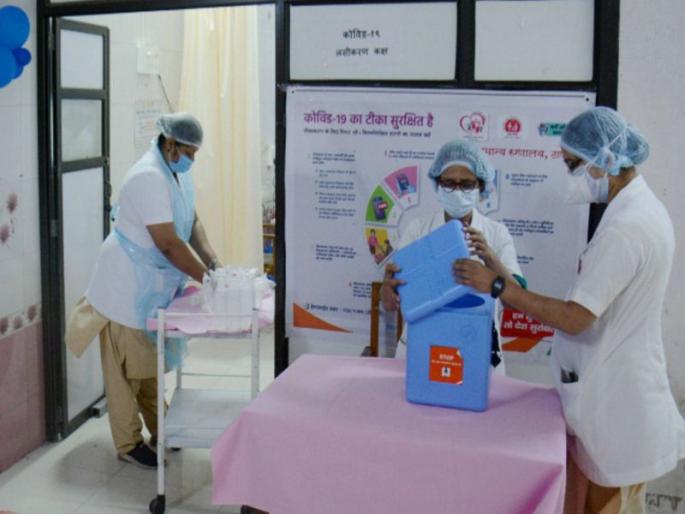 Nurse Asha Tayde's throat became dry after receiving the corona vaccine | कोरोनाची लस घेतल्यानंतर परिचारिका आशा तायडे यांच्या घशाला पडली कोरड Nurse Asha Tayde's throat became dry after receiving the corona vaccine | कोरोनाची लस घेतल्यानंतर परिचारिका आशा तायडे यांच्या घशाला पडली कोरड