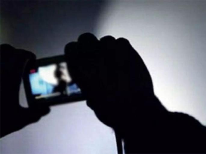 a house servant started having sex with a woman In Nagpur | नोकराने आंघोळ करताना महिलेचा काढला व्हिडिओ; धमकी देत अश्लील चाळेही केले अन्... a house servant started having sex with a woman In Nagpur | नोकराने आंघोळ करताना महिलेचा काढला व्हिडिओ; धमकी देत अश्लील चाळेही केले अन्...