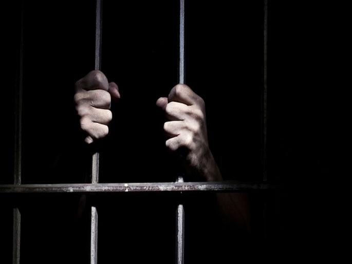 Two arrested for robbing a train passenger, two spreading | रेल्वे प्रवाशाला लुटणाऱ्या दोघांना अटक, दोघे पसार Two arrested for robbing a train passenger, two spreading | रेल्वे प्रवाशाला लुटणाऱ्या दोघांना अटक, दोघे पसार