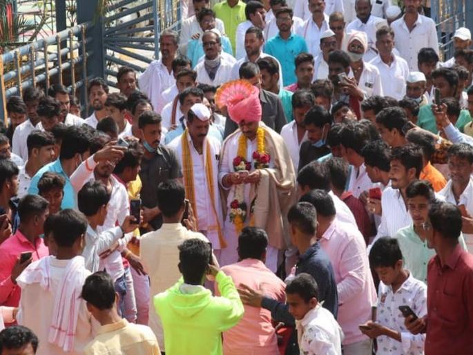 welcomes Minister Dhananjay Munde as villagers scatter flowers | जेसीबीने फुले उधळत, वाजत गाजत गावकऱ्यांनी धनंजय मुंडे यांचं केलं स्वागत