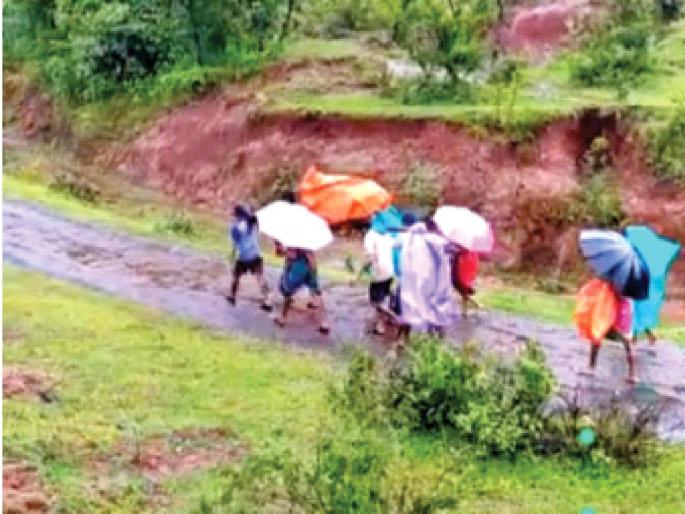 15 km trek in a bucket for delivery; The road in the dam valley was closed due to a landslide | प्रसूतीसाठी डोलीत बसवून १५ किमीचा पायी प्रवास; दरड कोसळल्याने धरण खोऱ्यात रस्ता बंद 15 km trek in a bucket for delivery; The road in the dam valley was closed due to a landslide | प्रसूतीसाठी डोलीत बसवून १५ किमीचा पायी प्रवास; दरड कोसळल्याने धरण खोऱ्यात रस्ता बंद