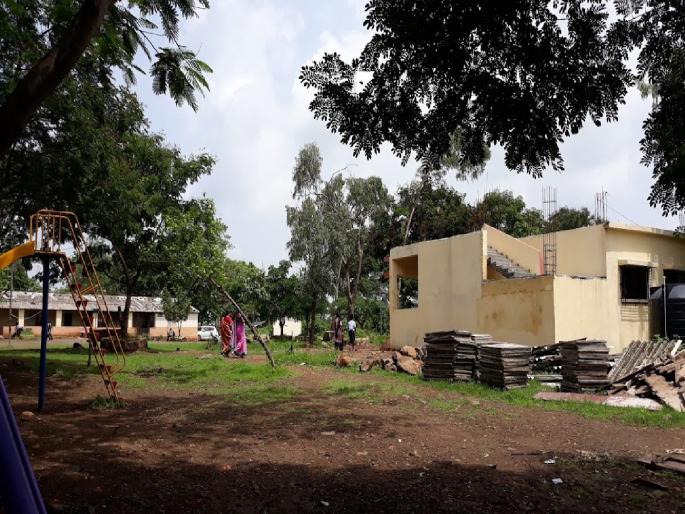 Food poisoning of 17 students of Shirole Ashram School in Bhiwandi; 1 death | भिवंडीतील शिरोळे आश्रम शाळेतील १७ विद्यार्थ्यांना अन्नातून विषबाधा; १ मृत्यू Food poisoning of 17 students of Shirole Ashram School in Bhiwandi; 1 death | भिवंडीतील शिरोळे आश्रम शाळेतील १७ विद्यार्थ्यांना अन्नातून विषबाधा; १ मृत्यू