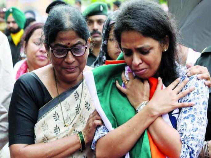 Shaheed Kaustubh Rane's wife given 11 lakhs, Mother's desire will impressive | शहीद कौस्तुभ राणेंच्या वीरपत्नीस 11 लाखांचा धनादेश, वीरमातेची इच्छा वाचून तुम्हीही कराल 'सॅल्यूट' Shaheed Kaustubh Rane's wife given 11 lakhs, Mother's desire will impressive | शहीद कौस्तुभ राणेंच्या वीरपत्नीस 11 लाखांचा धनादेश, वीरमातेची इच्छा वाचून तुम्हीही कराल 'सॅल्यूट'