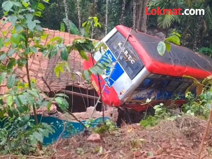Horrible accident in Karnataka High speed bus climbed on the roof of a house many people including the driver injured | रस्त्यावरुन घसरुन बस आदळली घराच्या छतावर; ४० प्रवाशांचा जीव होता टांगणीला Horrible accident in Karnataka High speed bus climbed on the roof of a house many people including the driver injured | रस्त्यावरुन घसरुन बस आदळली घराच्या छतावर; ४० प्रवाशांचा जीव होता टांगणीला