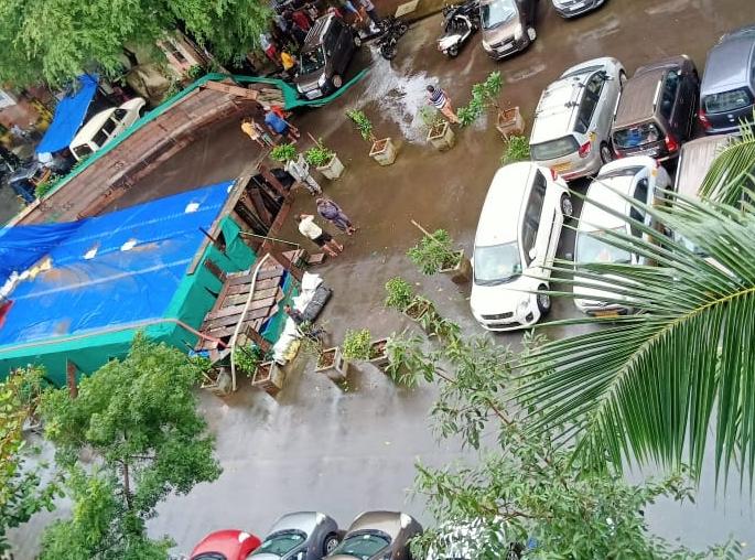 On the second day of the inauguration, the artificial lake collapsed, costing millions of rupees in bhandup | आमदाराचा लाकडी फळीचा कृत्रिम तलाव कोसळला, लाखो रुपये पाण्यात On the second day of the inauguration, the artificial lake collapsed, costing millions of rupees in bhandup | आमदाराचा लाकडी फळीचा कृत्रिम तलाव कोसळला, लाखो रुपये पाण्यात