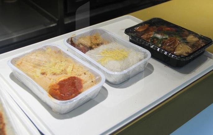 After two years, train passengers will get cooked food | दोन वर्षांनंतर रेल्वे प्रवाशांना मिळणार शिजलेले अन्न; बेस किचन होणार सुरू