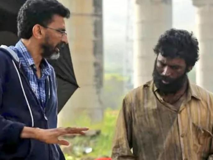 kubera movie actor seen begging near tirupati temple nagarjuna rashmika mandanna | मळके कपडे, वाढलेली दाढी, रापलेला चेहरा; अभिनेत्याची 'अशी' अवस्था बघून चाहत्यांना धक्का kubera movie actor seen begging near tirupati temple nagarjuna rashmika mandanna | मळके कपडे, वाढलेली दाढी, रापलेला चेहरा; अभिनेत्याची 'अशी' अवस्था बघून चाहत्यांना धक्का
