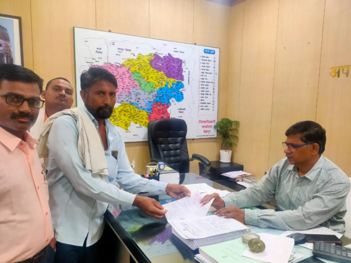 eighty percent of the crop went into the soil 29 percent written on paper in chandrapur | ऐंशी टक्के पीक मातीत गेलं; कागदावर लिहिलं २९ टक्के