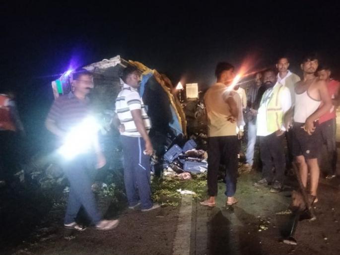 accident near Kuchi in Kavathemahankal taluka; One woman died, 11 people were injured | कवठेमहांकाळ तालुक्यातील कुचीजवळ भीषण अपघात; एका महिलेचा मृत्यू, ११ जण जखमी accident near Kuchi in Kavathemahankal taluka; One woman died, 11 people were injured | कवठेमहांकाळ तालुक्यातील कुचीजवळ भीषण अपघात; एका महिलेचा मृत्यू, ११ जण जखमी