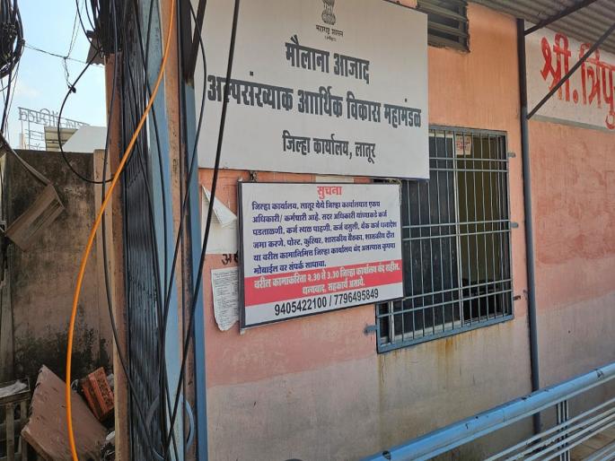 Work of constable, clerk and manager on one employee | शिपाई, लिपिक अन् व्यवस्थापकाचेही काम एकाच कर्मचाऱ्यावर Work of constable, clerk and manager on one employee | शिपाई, लिपिक अन् व्यवस्थापकाचेही काम एकाच कर्मचाऱ्यावर