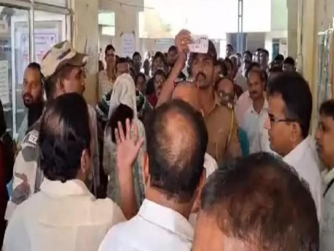 Maharashtra assembly vidhan sabha election 2024 Argument between Mahayuti, Uddhav Sena workers during application hearing for Kudal Malvan Assembly Constituency | कुडाळात महायुती, उद्धवसेनेचे कार्यकर्ते भिडले, तणावाचे वातावरण; पोलिस बंदोबस्त वाढविला Maharashtra assembly vidhan sabha election 2024 Argument between Mahayuti, Uddhav Sena workers during application hearing for Kudal Malvan Assembly Constituency | कुडाळात महायुती, उद्धवसेनेचे कार्यकर्ते भिडले, तणावाचे वातावरण; पोलिस बंदोबस्त वाढविला
